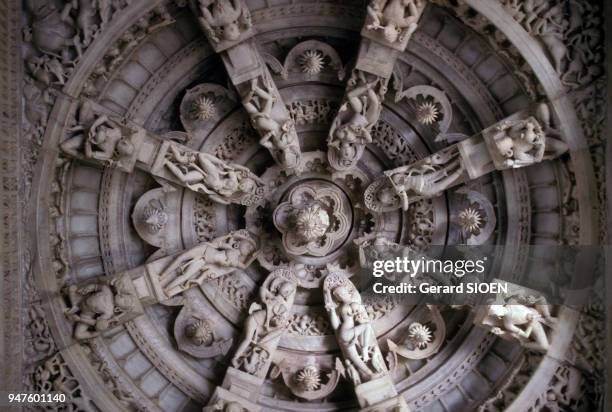 Plafond du temple jaïn de Dilwara, sur le mont Abu dans le Rajasthan, en Inde.