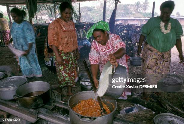 Femmes Chépénéhés faisant la cuisine en préparation d'un mariage sur l'île de Lifou, Nouvelle-Calédonie.