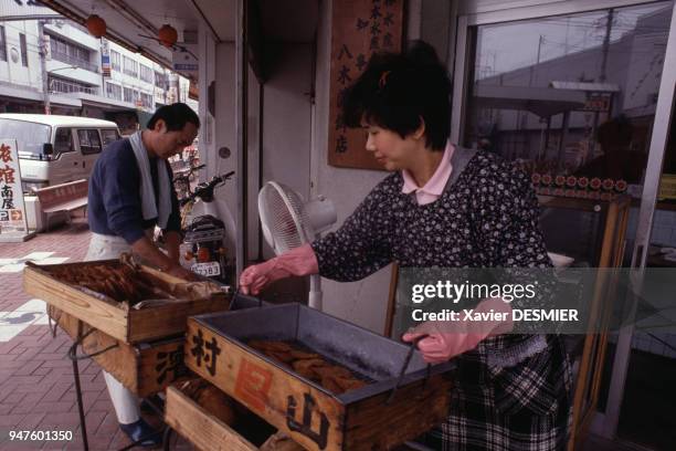 Vendeuse de surimi dans la rue au Japon.
