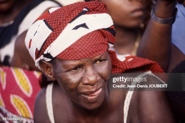 Portrait d'une femme au visage scarifiée en Tanzanie.