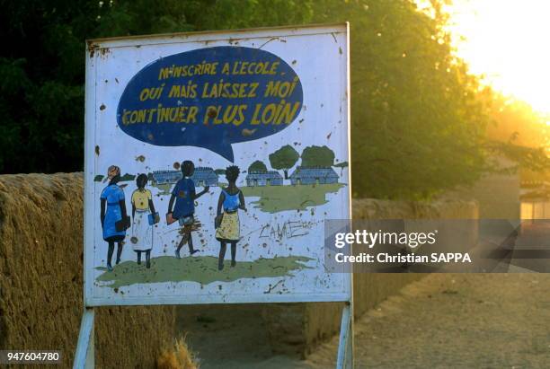 Panneau favorisant l'inscription à l'école et de pouvoir étudier, Ati, circa 1990, Tchad.