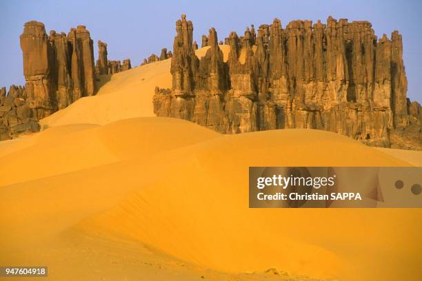 Désert de sable et rocher dans le massif de l'Ennedi, circa 1990, Tchad.