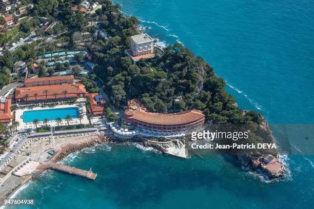 Hôtel Monte-Carlo Beach , la maison carrée blanche est la 'Vigie' maison de Karl Lagerfeld.