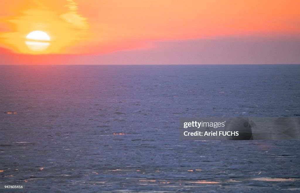 COUCHER DE SOLEIL SUR LA BANQUISE, ILE DE LA MADELEINE, CANADA