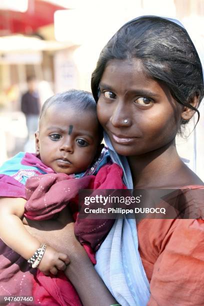 FEMME INDIENNE ET SON BEBE, RAJASTHAN, INDE.