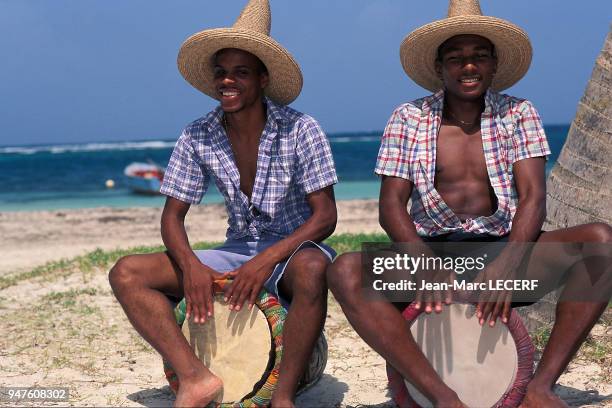 Deux jeunes hommes interprétant le gwoka avec des tambours Guadeloupe.
