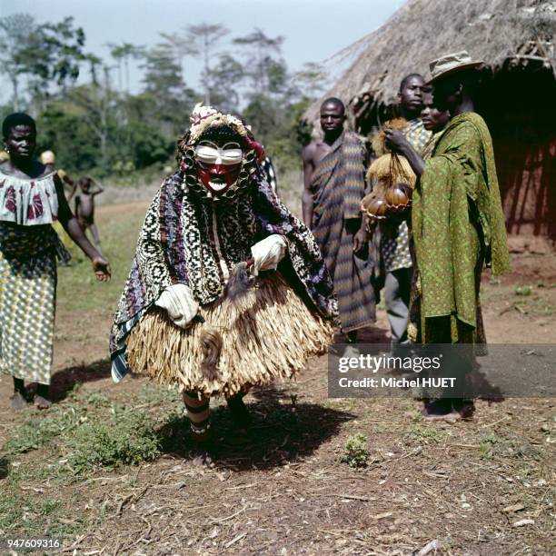 Danseur traditionnel Guéré portant le masque de la sagesse, en Côte d?Ivoire.