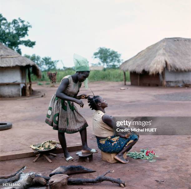 Coiffeuse faisant des tresses en République centrafricaine.