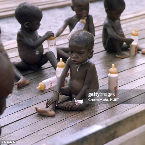 Enfants souffrant de la faim pris en charge par la Croix-Rouge, lors de la famine causée par la guerre du Biafra au Nigéria.