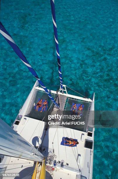 The lagoon viewed from the top of the catamaran pole Le lagon vu du haut du mât du Catamaran.