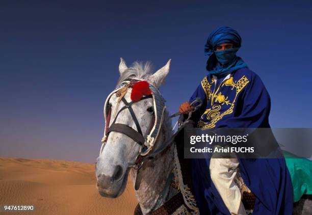 CAVALIER BERBERE DANS LE DESERT, KSAR GHILANE, TUNISIE.