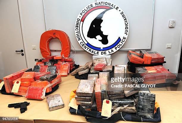 Photo réalisée le 18 décembre 2009 des cent quarante-deux kilos de cocaïne, convoyés par un voilier en provenance d'Amérique du Sud, qui ont été...