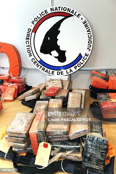 Photo réalisée le 18 décembre 2009 des cent quarante-deux kilos de cocaïne, convoyés par un voilier en provenance d'Amérique du Sud, qui ont été...