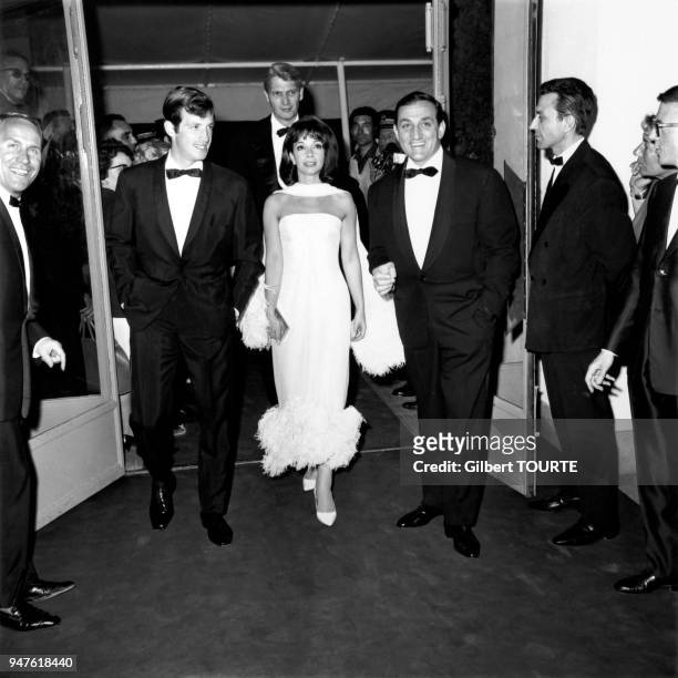 Arrivée de Jean-Paul Belmondo, Lino Ventura et Andréa Parisy au festival international du film de Cannes pour le film 'Cent mille dollars au soleil'...