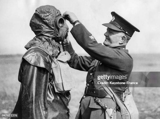 Un soldat, vêtu d'une combinaison de protection, essaie un masque à gaz, au Royaume-Uni.