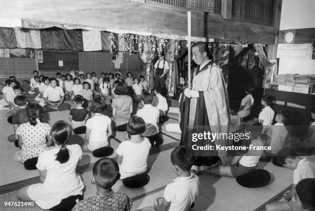 Cours de méditation pour les enfants au temple bouddhiste Eigen-ji au Japon.