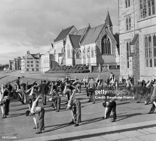 Séance d'exercice physique pour les écoliers d'Ampleforth College devant l'abbaye bénédictine au Royaume-Uni.