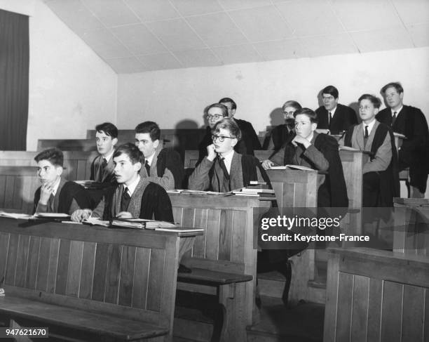 Des étudiants anglais en uniforme dans un amphithéâtre universitaire au Royaume-Uni.