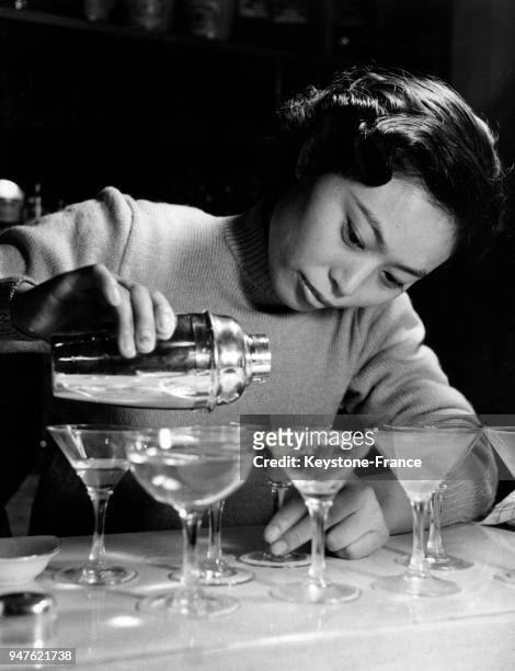Jeune femme apprenant à faire des cocktails, au Japon.