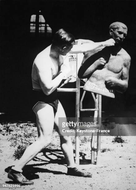Un boxeur frappe un buste en caoutchouc lors d'une séance d'entraînement le 9 février 1938 en Allemagne.