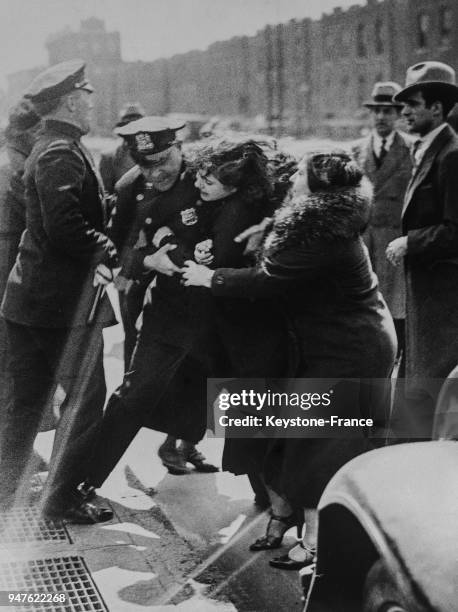 Deux femmes au chômage qui manifestaient sont arrêtées par la police, aux Etats-Unis en 1934.