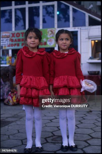 Soeurs jumelles, Kokand, Vallee de la Fergana, Ouzbekistan.