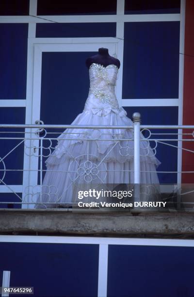 Robe de mariée signalant les salons de beauté en Ouzbékistan, ici à Chakhrisabz.