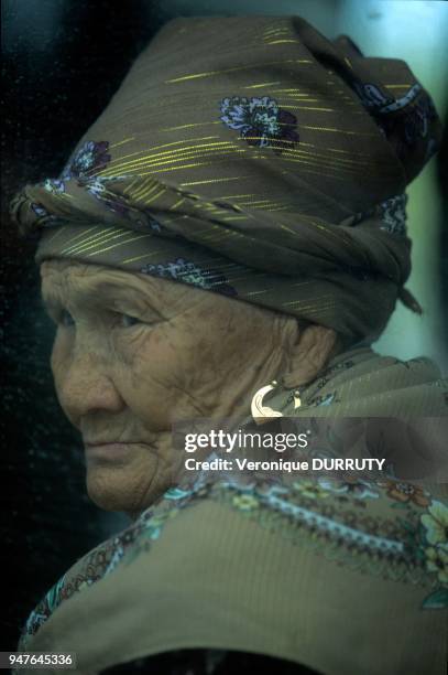 Passagère du bus entre Noukous et Moynak, Republique autonome du Karakalpakstan, Ouzbekistan.