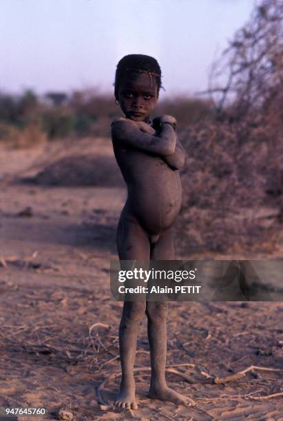 Enfant Songhaï dans la région de Gao, en décembre 1982, Mali.