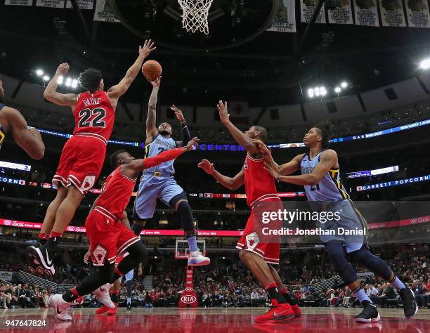 Ben McLemore of the Memphis Grizzlies shoots between Cameron Payne, David Nwaba and Cristiano Felicio of the Chicago Bulls at the United Center on...