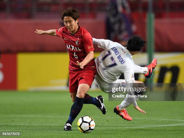 Ryota Nagaki of Kashima Antlers and Kim Jong Woo of Suwon Samsung Bluewings compete for the ball during the AFC Champions League Group H match...