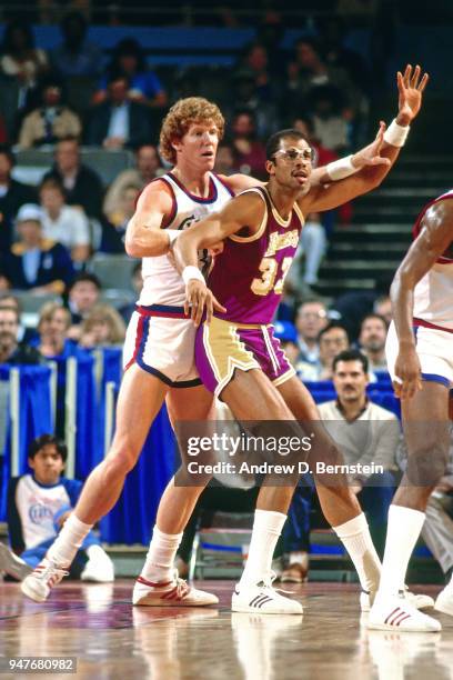 Bill Walton of the San Diego Clippers defends Kareem Abdul-Jabbar of the Los Angeles Lakers on November 2, 1983 at the San Diego Sports Arena in San...