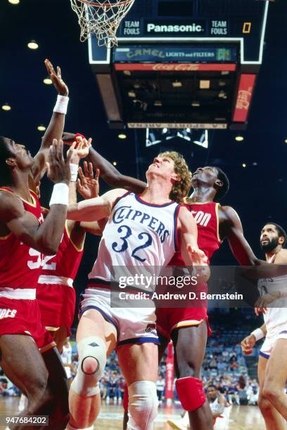 Bill Walton of the LA Clippers fights for postion against the Houston Rockets on January 16, 1985 at the Los Angeles Memorial Sports Arena in Los...