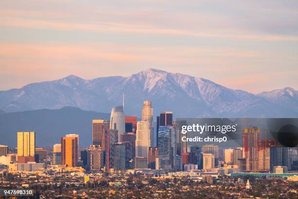 skyline von downtown los angeles mit bergen im hintergrund - downtown los angeles stock-fotos und bilder