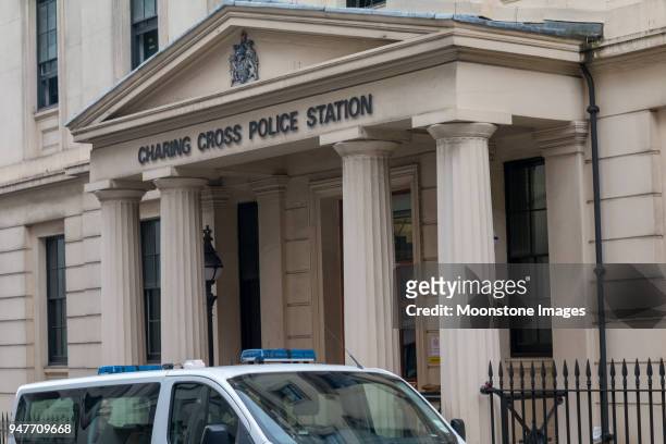 charing cross polizeistation in stadt von westminster, london - charing cross station stock-fotos und bilder