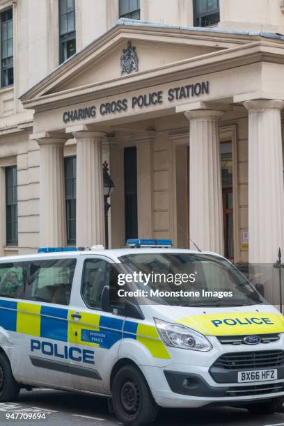 metropolitan police van bei charing cross-polizei-station, london - charing cross station stock-fotos und bilder