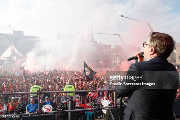 Supporters of PSV and Guus Meeuwis celebrates the championship at Stadhuisplein Eindhoven during the PSV Championship celebration at the City hall on...