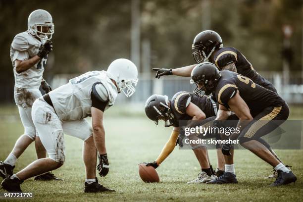 american football players on a beginning of the match. - football lineman imagens e fotografias de stock