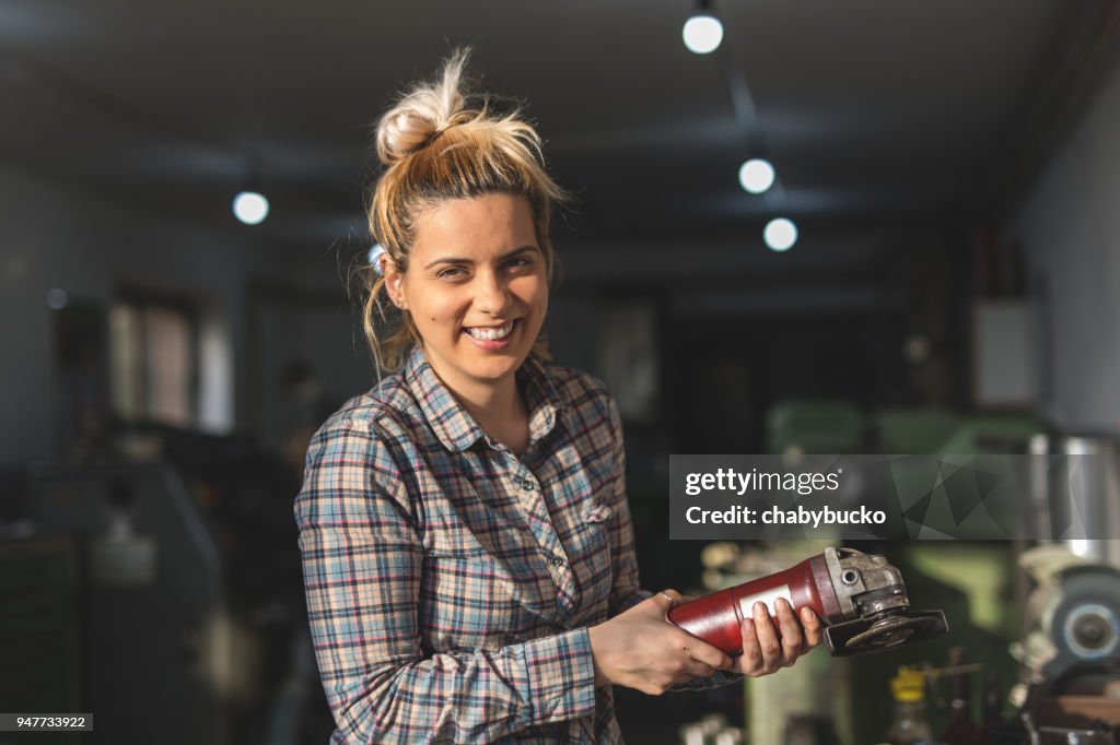Mujer con molinillo en taller
