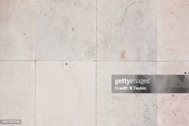 marble wall tile laid in brick pattern, ideal as background - travertijnplas stockfoto's en -beelden