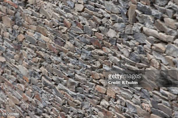 wall of slate, very typical mediterranean construction - chert 個照片及圖片檔