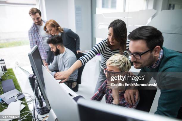 software-ontwikkelaars voor het oplossen van een probleem - working office busy stockfoto's en -beelden