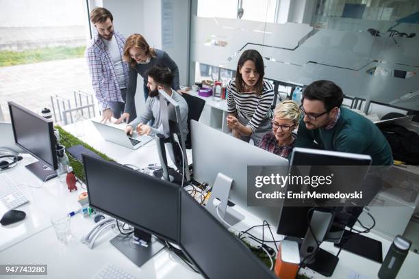 Computer Crowd Image Crowd Around Desk Photos and Premium High Res Pictures - Getty Images