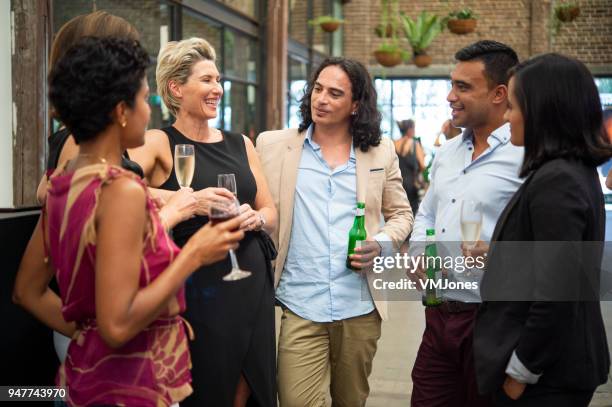 business vrienden drinken in de bar na het werk - happy hour stockfoto's en -beelden