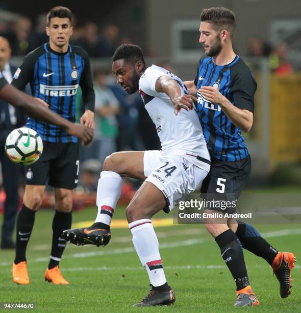 Damir Ceter Valencia of Cagliari Calcio is challenged by Roberto Gagliardini of FC Internazionale Milano during the serie A match between FC...