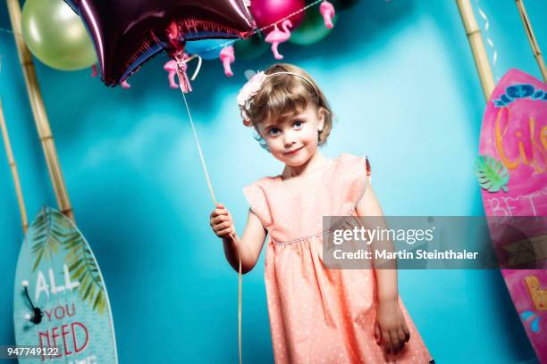 mädchen mit luftballon vor türkisen hintergrund - luftballon fotografías e imágenes de stock