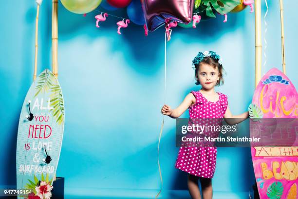 mädchen mit luftballon vor türkisen hintergrund - luftballon fotografías e imágenes de stock