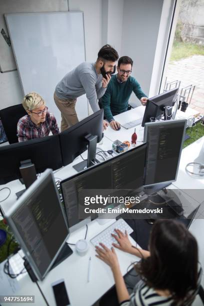 webontwerpers in office op project samenwerken - developer stockfoto's en -beelden