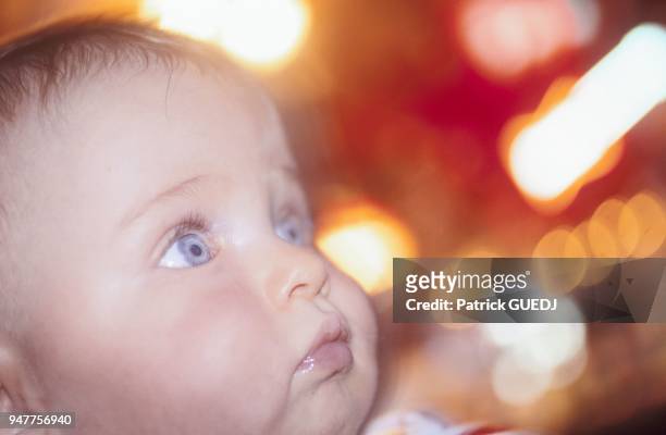 Portrait d'un bebe aux yeux bleus.