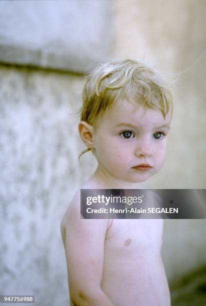 Enfant transi de froid, après exposition au soleil dans une piscine Saint Rémy de Provence Enfant transi de froid, après exposition au soleil dans...